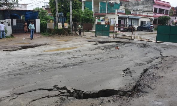 विकासनगर में धंसी सड़क