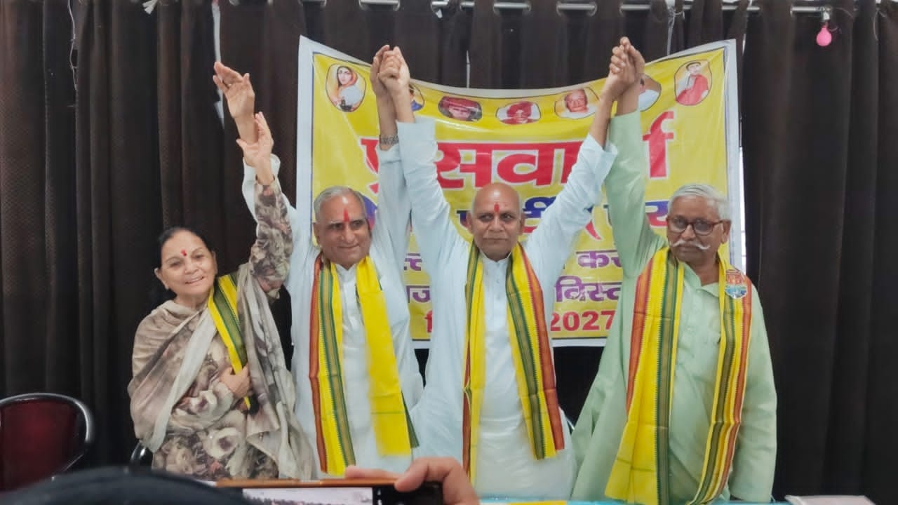 यूपी प्रेस क्लब में लेबर पार्टी (एस) की घोषणा के दौरान राष्ट्रीय अध्यक्ष जेपी धनगर व अन्य पदाधि यूपी प्रेस क्लब में लेबर पार्टी (एस) की घोषणा के दौरान राष्ट्रीय अध्यक्ष जेपी धनगर व अन्य पदाधि