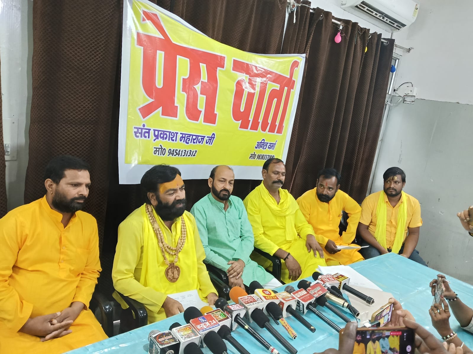 यूपी प्रेस क्लब में पत्रकार से वार्ता करते संत। 
