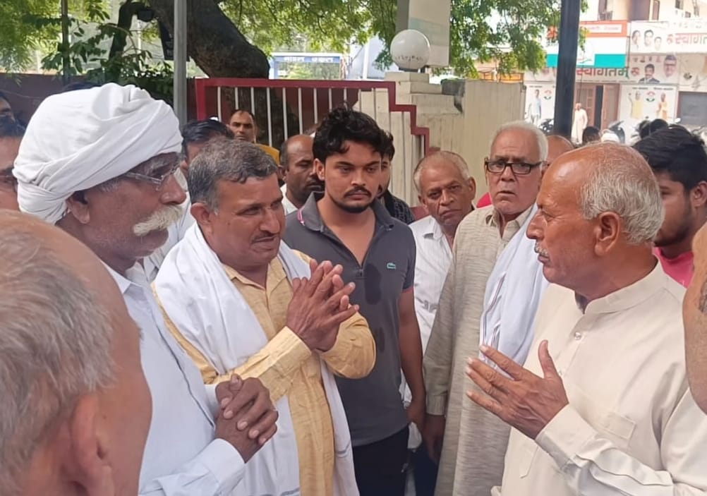 03-सिविल लाइन थाने के बाहर कुसुम के पिता राजकुमार मां कमला चाची मीना व अन्य। संवाद 03-सिविल लाइन थाने के बाहर कुसुम के पिता राजकुमार मां कमला चाची मीना व अन्य। संवाद
