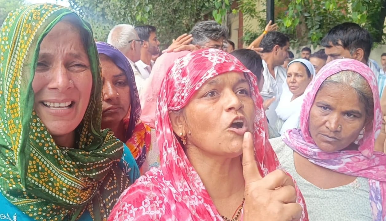 03-सिविल लाइन थाने के बाहर कुसुम के पिता राजकुमार मां कमला चाची मीना व अन्य। संवाद 03-सिविल लाइन थाने के बाहर कुसुम के पिता राजकुमार मां कमला चाची मीना व अन्य। संवाद