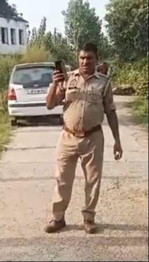 आत्महत्या का प्रयास करने वाले किसान को उठाते उसके परिजन। वीडियोग्रैब