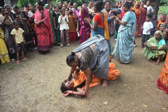 ऐतिहासिक महिला कुश्ती हापा में अनुभव और हौसले का दम देखने को मिला