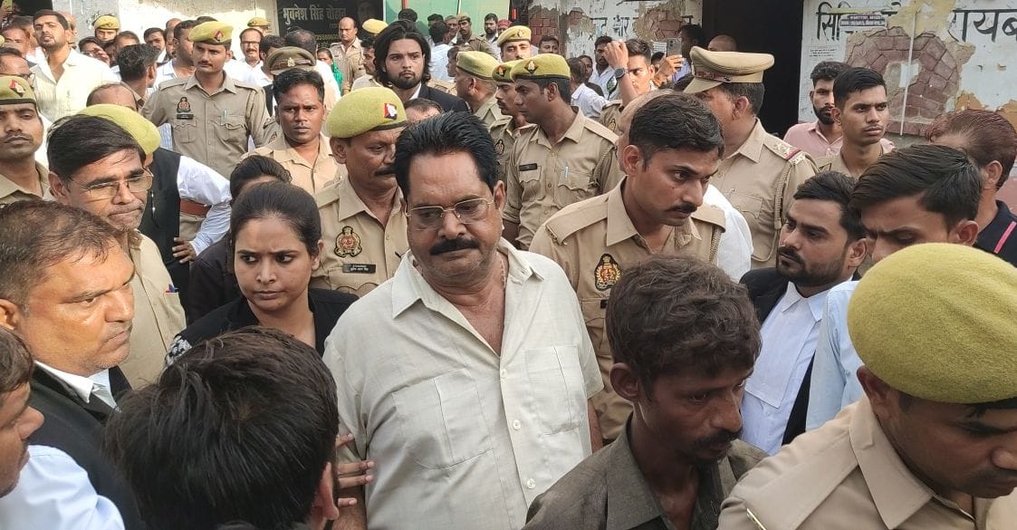 अपनी बहनों के साथ मृतक आदित्य। अपनी बहनों के साथ मृतक आदित्य।