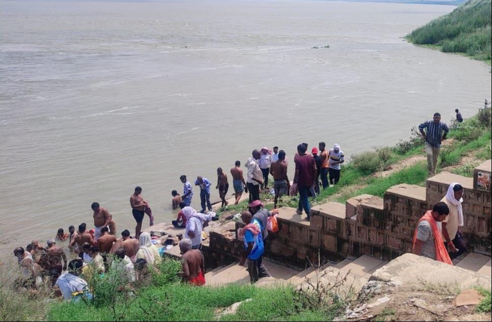 बिना फ्लोटिंग बैरियर और चेतावनी बोर्ड का बूढ़े नाथ महादेव घाट। संवाद बिना फ्लोटिंग बैरियर और चेतावनी बोर्ड का बूढ़े नाथ महादेव घाट। संवाद