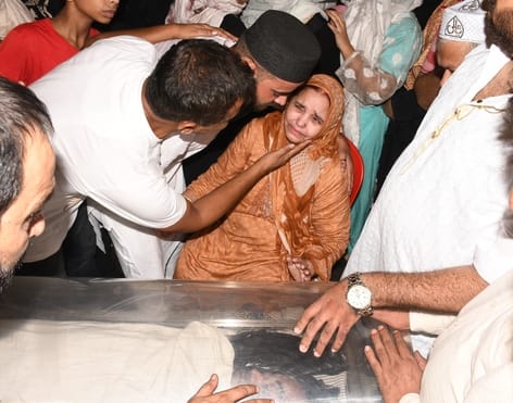 बनभूलपुरा में करंट की चपेट में आए नदीम और उनकी बेटी के शव को मोर्चरी से ले जाए जाने के दौरान बनभूलपुरा में करंट की चपेट में आए नदीम और उनकी बेटी के शव को मोर्चरी से ले जाए जाने के दौरान