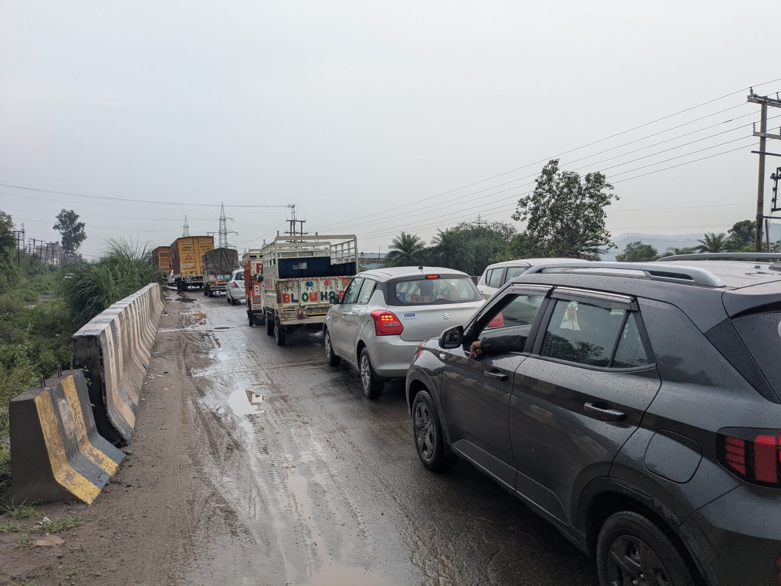 बद्दी के साईं मार्ग मुख्य बाजार में बुधवार को बारिश के बाद दुकान के अंदर घुसा पानी। स्रोत : जाग