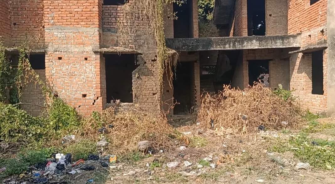 चहनियां में अधूरा पड़ा सामुदायिक स्वास्थ्य केंद्र। संवाद