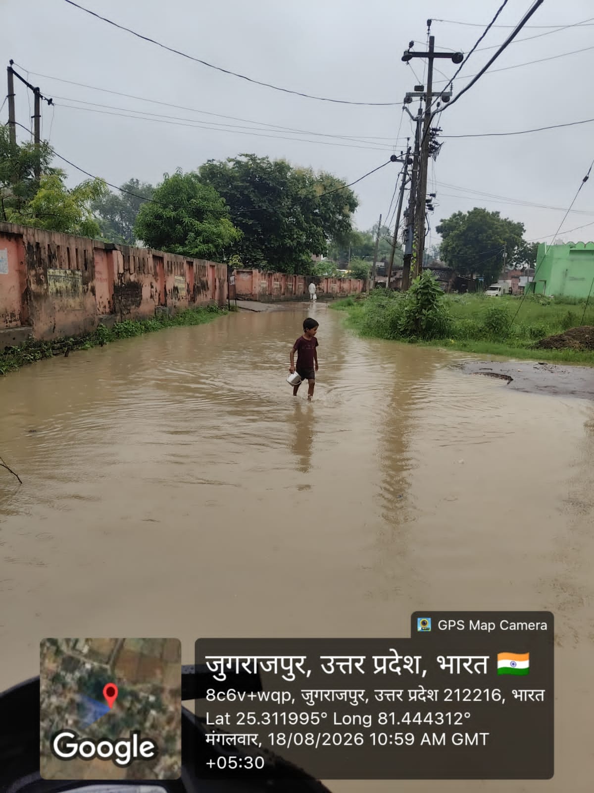 चरवा के सैयद सरांवा गांव में जलजमाव के बाद पनचक्की लगाकर निकाला जा रहा पानी। संवाद चरवा के सैयद सरांवा गांव में जलजमाव के बाद पनचक्की लगाकर निकाला जा रहा पानी। संवाद
