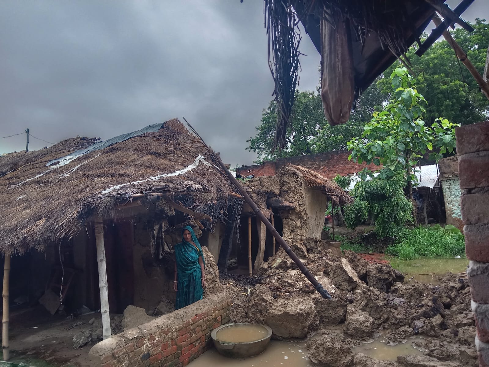 चरवा के सैयद सरांवा गांव में जलजमाव के बाद पनचक्की लगाकर निकाला जा रहा पानी। संवाद चरवा के सैयद सरांवा गांव में जलजमाव के बाद पनचक्की लगाकर निकाला जा रहा पानी। संवाद