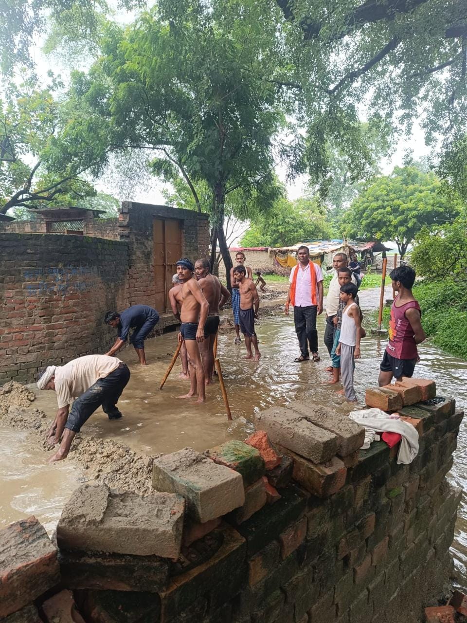 चरवा के सैयद सरांवा गांव में जलजमाव के बाद पनचक्की लगाकर निकाला जा रहा पानी। संवाद चरवा के सैयद सरांवा गांव में जलजमाव के बाद पनचक्की लगाकर निकाला जा रहा पानी। संवाद
