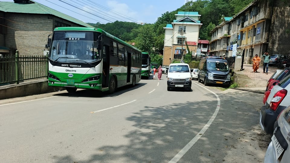 एचआरटीसी डिपो की वर्कशॉप के पास लगा जाम। संवाद