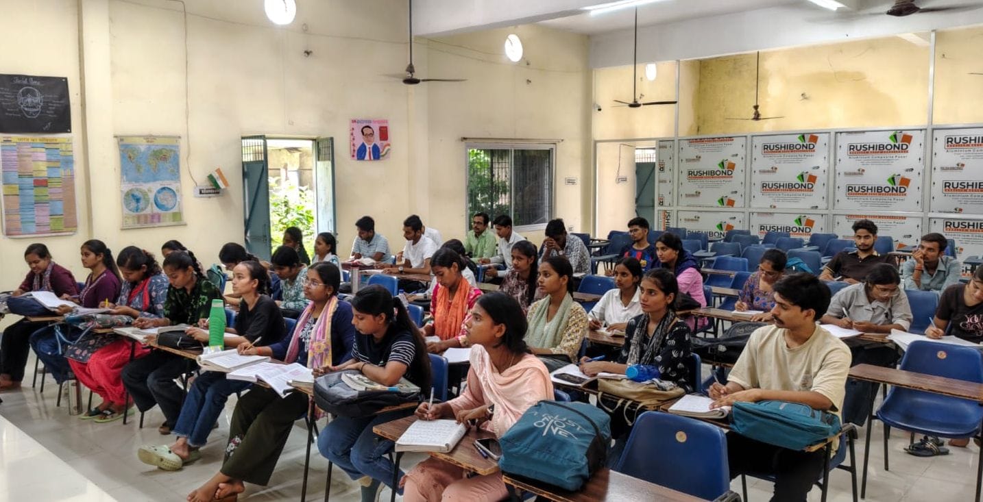 फोटो-15-डायट स्थित अभ्युदय कोचिंग में छात्रों को टिप्स देते एडीएम न्यायिक अमिताभ यादव। संवाद फोटो-15-डायट स्थित अभ्युदय कोचिंग में छात्रों को टिप्स देते एडीएम न्यायिक अमिताभ यादव। संवाद
