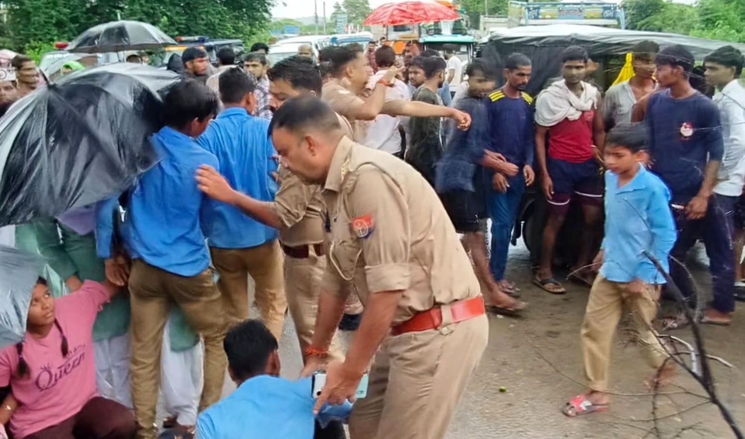 फोटो 19 एमएएचपी 06 परिचय-झांसी-मिर्जापुर हाईवे पर रैपुरा गांव के पास सड़क जाम कर विरोध जताते छा फोटो 19 एमएएचपी 06 परिचय-झांसी-मिर्जापुर हाईवे पर रैपुरा गांव के पास सड़क जाम कर विरोध जताते छा