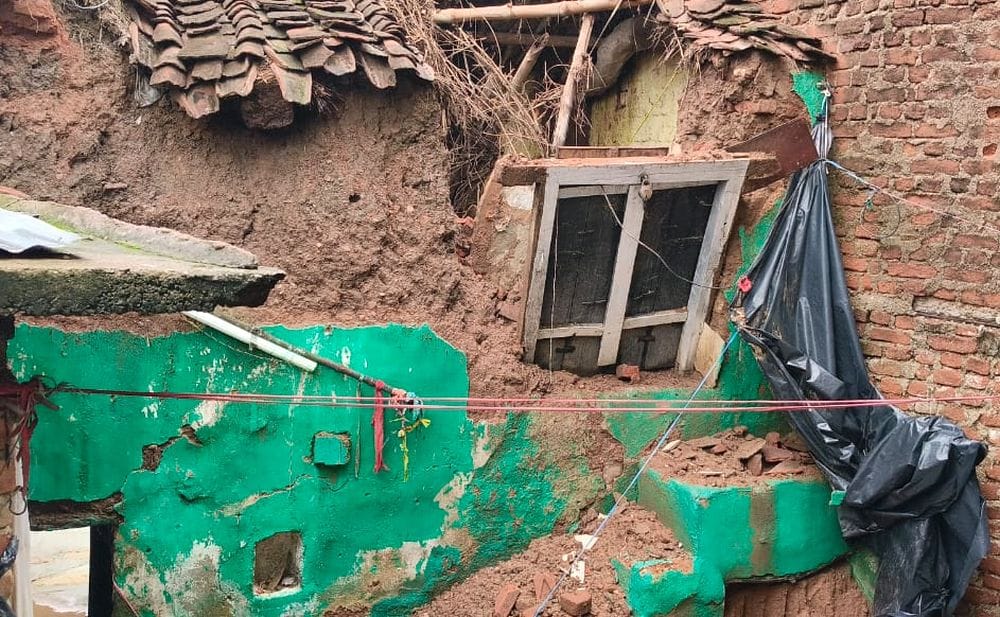 फोटो 19 एमएएचपी 13 परिचय-क्योलारी नदी पर जखा गांव के पास उफनाते रपटे से निकलते ग्रामीण। संवाद