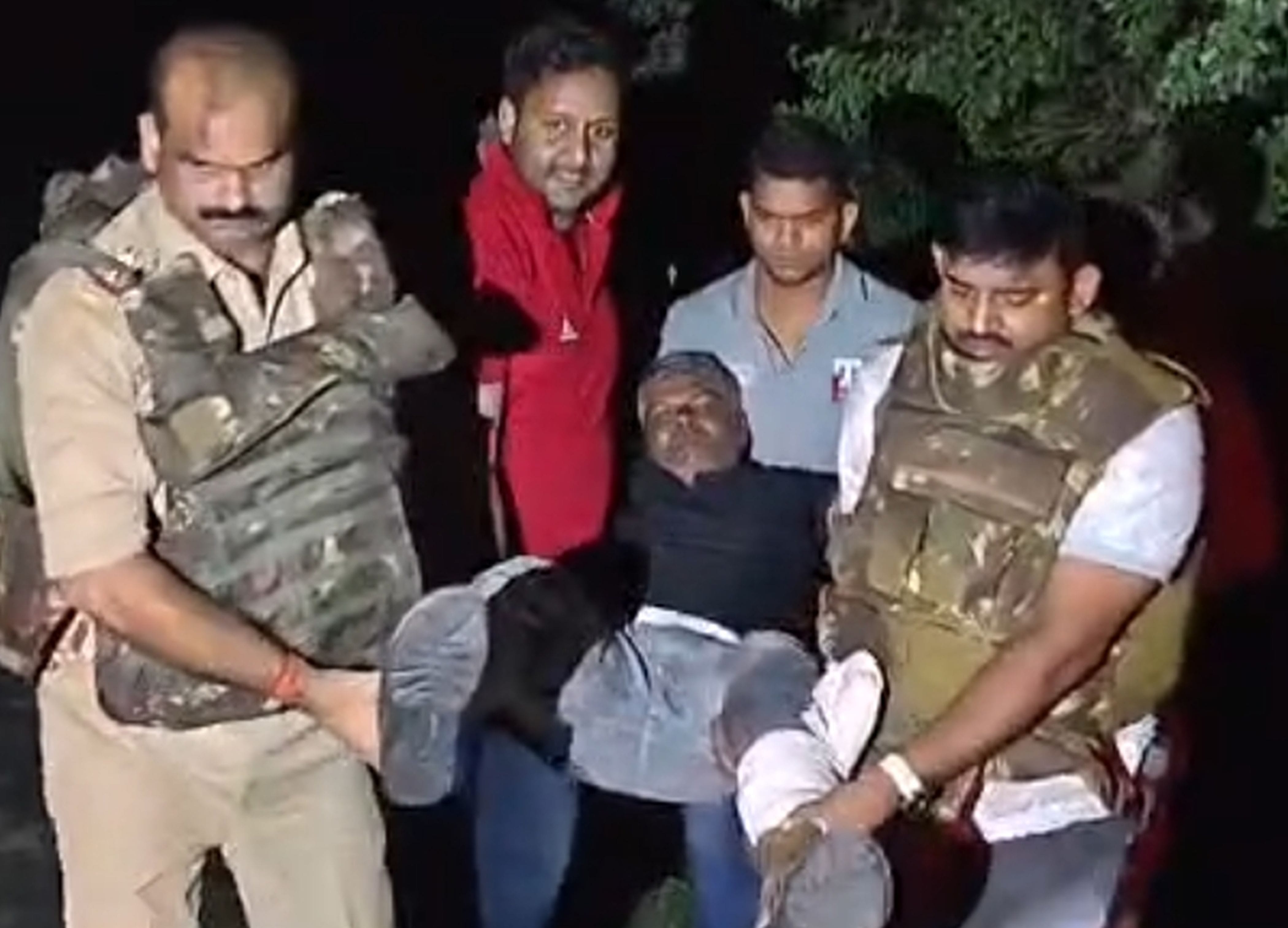 फोटो-23-पुलिस की गोली से घायल रफीक। स्रोत: वीडियो ग्रैब