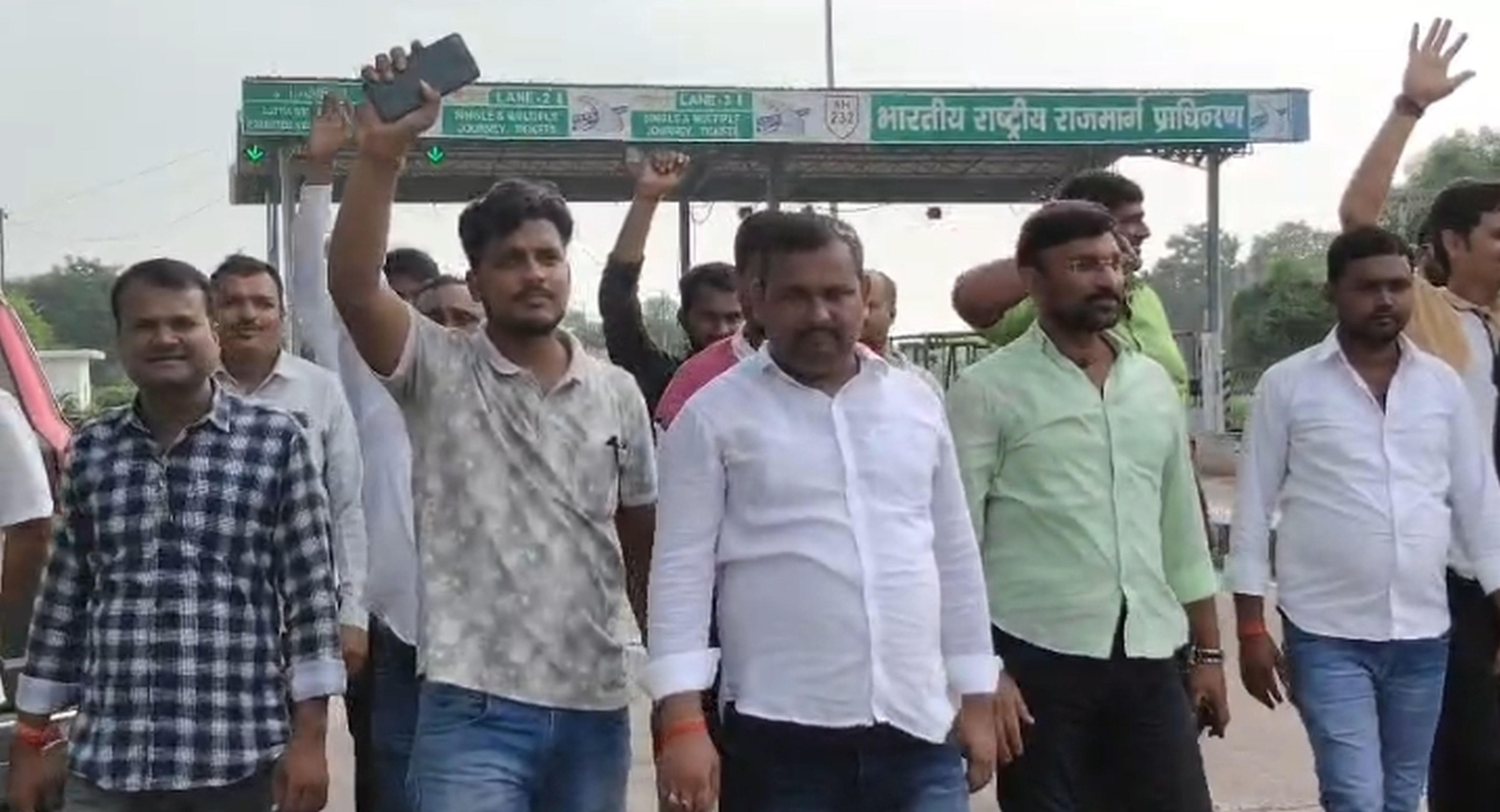 फोटो-33-टोल में हंगामा करते ट्रांसपोर्टर। स्रोत: वीडियो ग्रैब फोटो-33-टोल में हंगामा करते ट्रांसपोर्टर। स्रोत: वीडियो ग्रैब