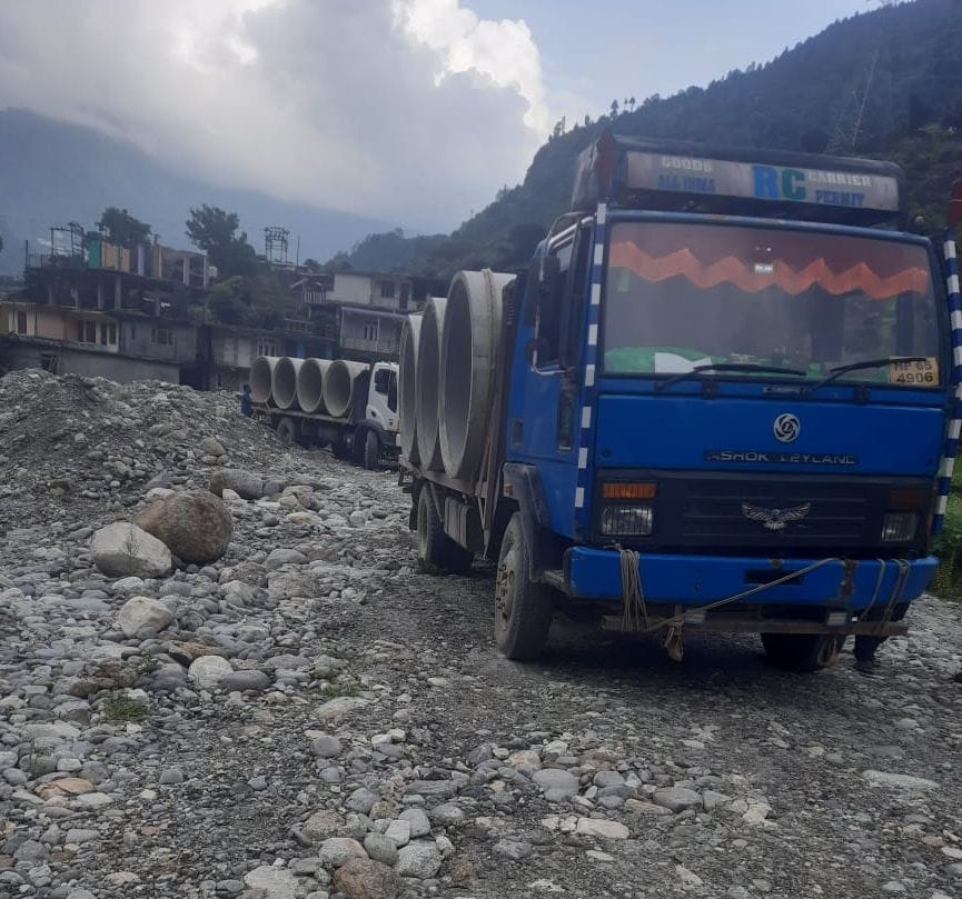 गानवी में वैकल्पिक यातायात व्यवस्था बनाने के लिए पहुंची आरसीसी पाइपें। संवाद गानवी में वैकल्पिक यातायात व्यवस्था बनाने के लिए पहुंची आरसीसी पाइपें। संवाद