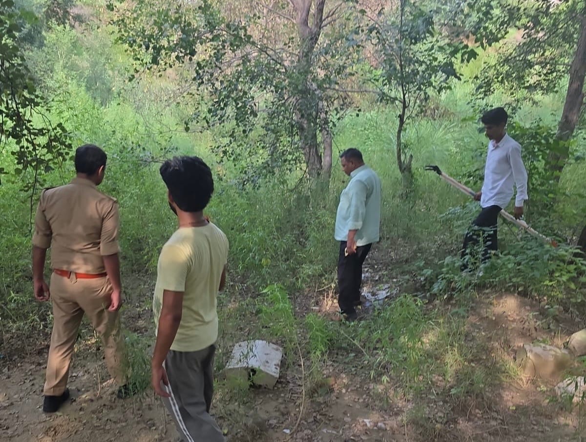 ग्रेनो वेस्ट में तेंदुआ दिखने की वीडियो सोशल मीडिया पर वायरल। ग्रेनो वेस्ट में तेंदुआ दिखने की वीडियो सोशल मीडिया पर वायरल।