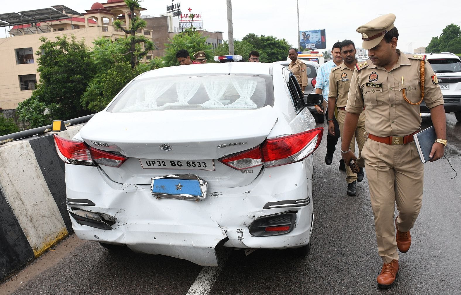 हुसड़िया चौराहे पर मोड़ के पास डीआईजी के सरकारी वाहन से एक कार की टक्कर हो गई।