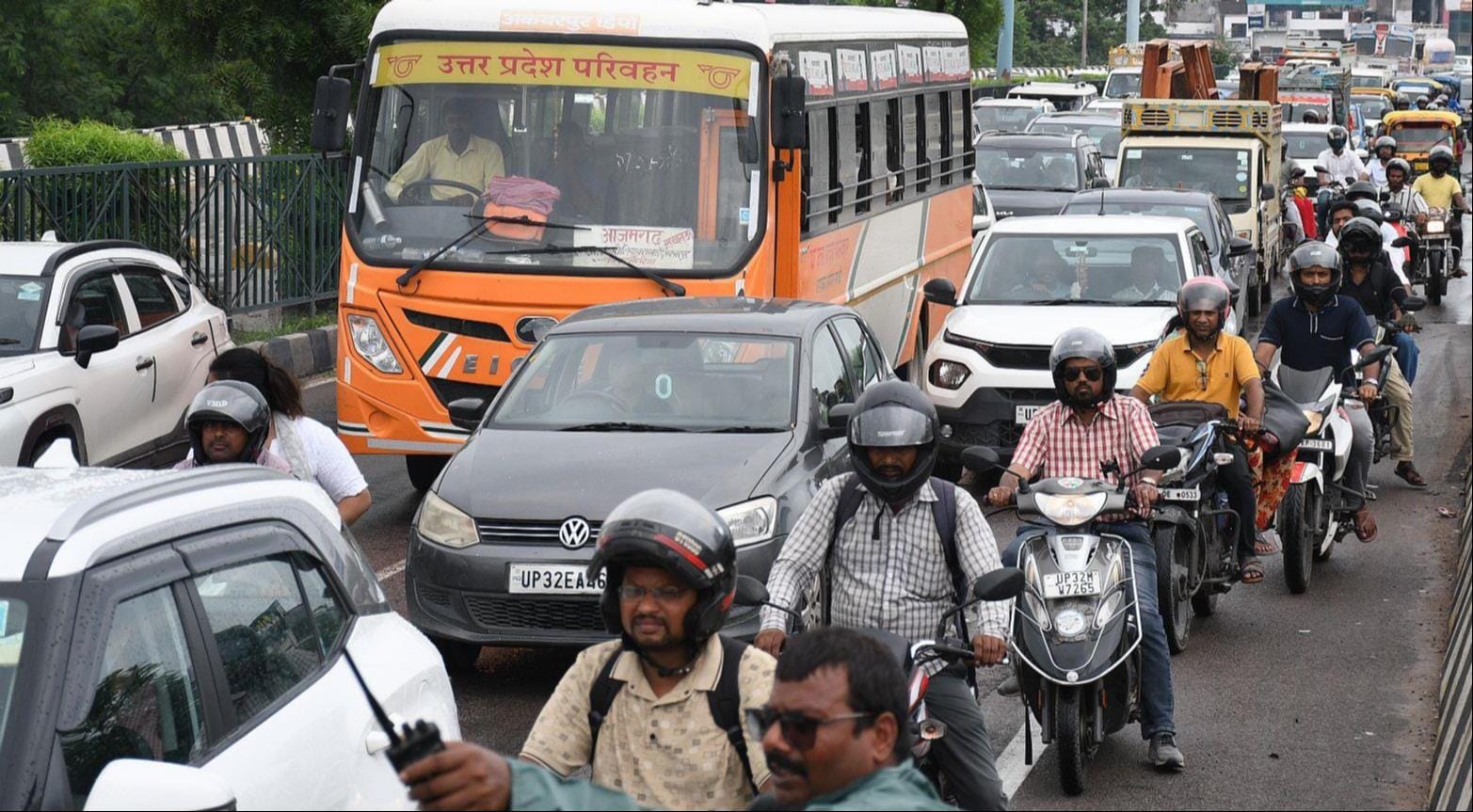 हुसड़िया चौराहे पर मोड़ के पास डीआईजी के सरकारी वाहन से एक कार की टक्कर हो गई।