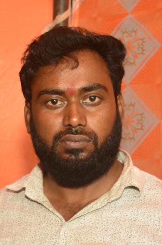 हादसे के बाद घटना स्थल पर पलटी पड़ी एंबुलेंस। स्त्रोत परिजन हादसे के बाद घटना स्थल पर पलटी पड़ी एंबुलेंस। स्त्रोत परिजन