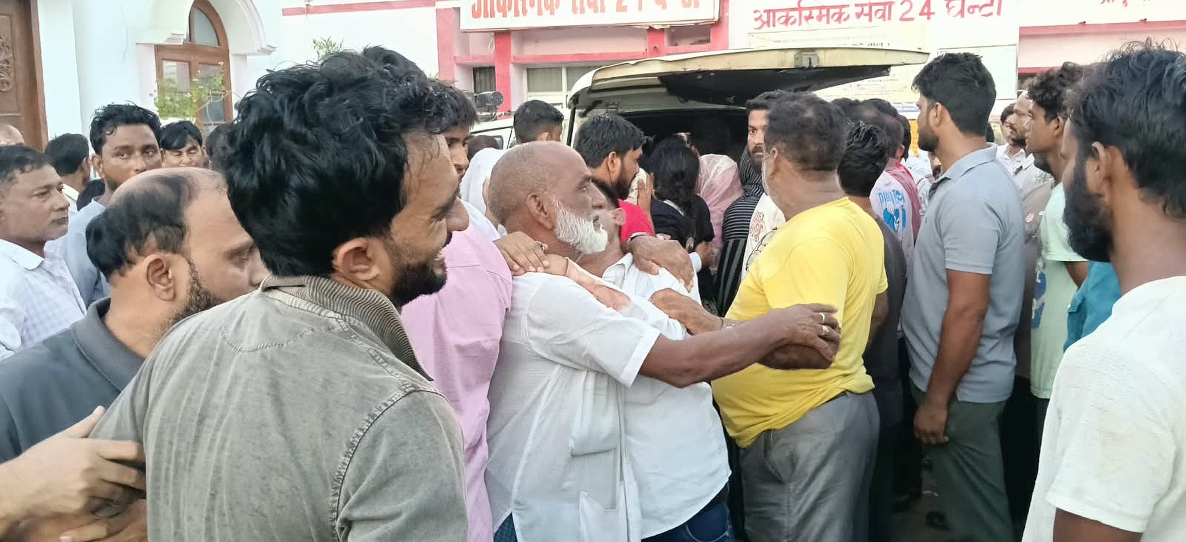 हादसे में जान गंवाने वाला युवक व अस्पताल में जुटी भीड़।