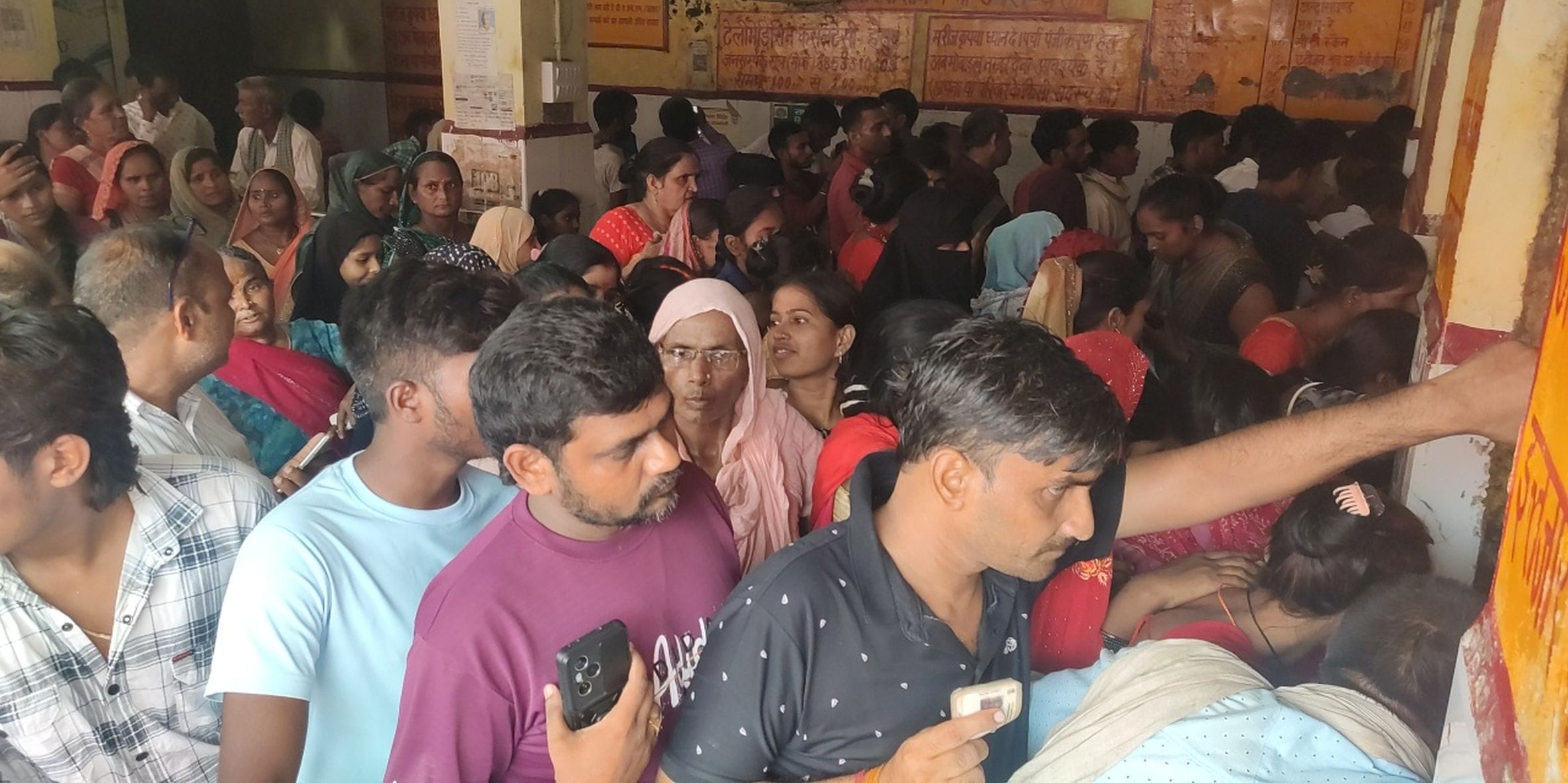 जिला अस्पताल की ओपीडी में चिकित्सक कक्ष के बाहर इंतजार करते मरीज। जिला अस्पताल की ओपीडी में चिकित्सक कक्ष के बाहर इंतजार करते मरीज।
