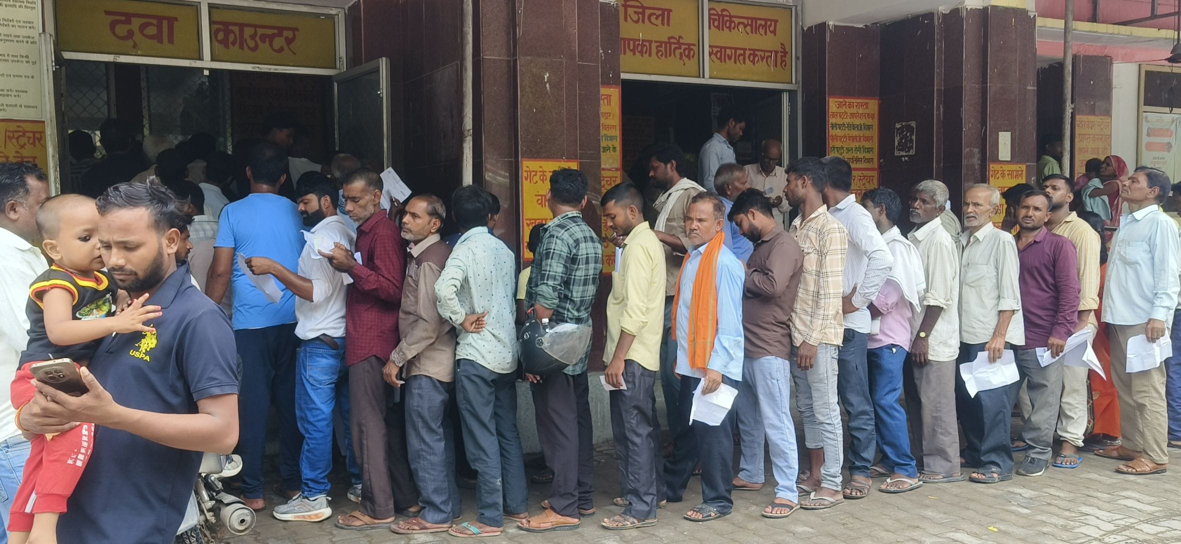 जिला अस्पताल की ओपीडी में चिकित्सक कक्ष के बाहर इंतजार करते मरीज। जिला अस्पताल की ओपीडी में चिकित्सक कक्ष के बाहर इंतजार करते मरीज।