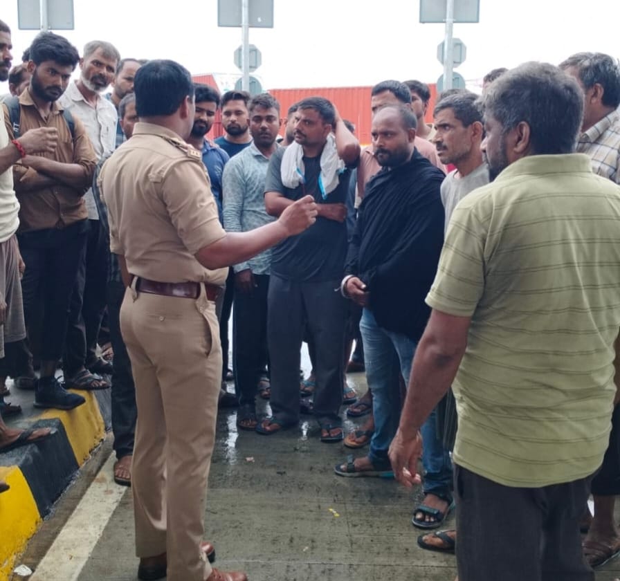 जलालाबाद में गंगा एक्सप्रेस वे पर खड़े वाहन। संवाद