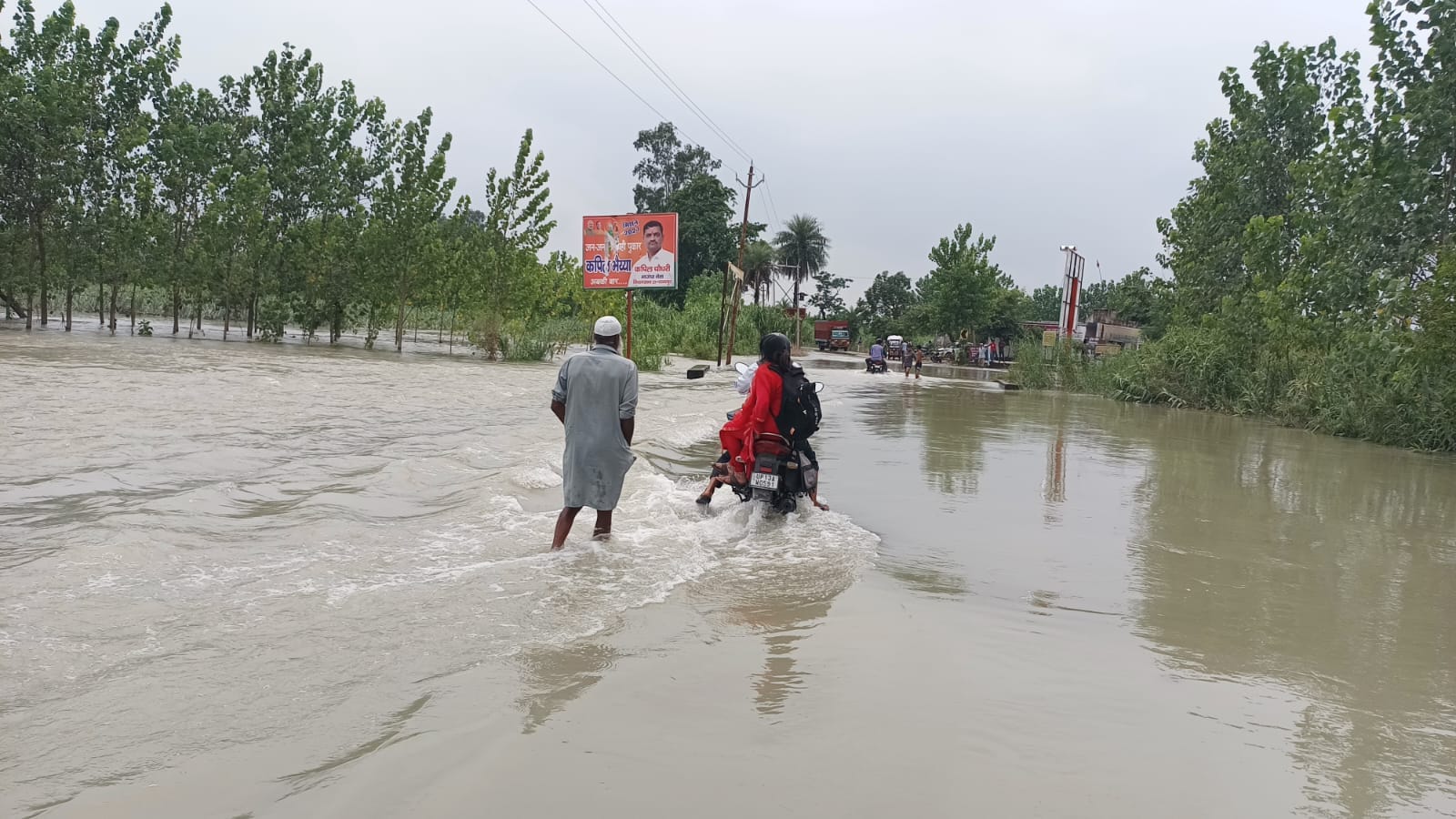 जलीलपुर क्षेत्र में सड़क पर चलता गंगा का पानी स्रोत संवाद