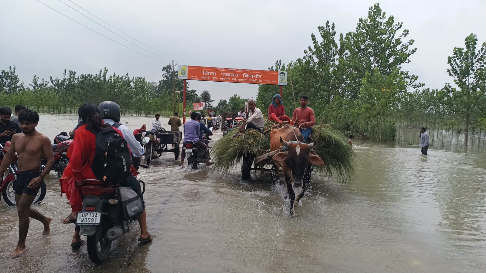 जलीलपुर क्षेत्र में सड़क पर चलता गंगा का पानी स्रोत संवाद