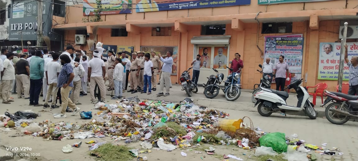 जीटी रोड पर लालबत्ती के नजदीक दोपहर के समय पड़ा कूड़ा। संवाद