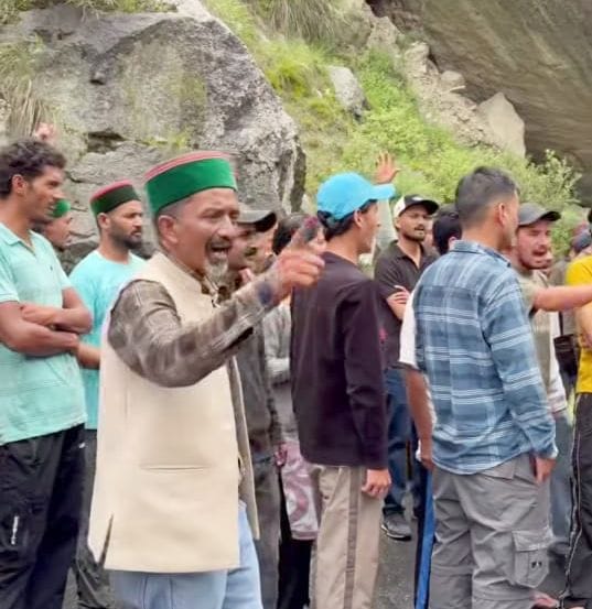 किन्नौर जिले के पानवी में शव मिलने के बाद रोष जताते 15/20 क्षेत्र के ग्रामीण। स्रोत : जागरूक पा किन्नौर जिले के पानवी में शव मिलने के बाद रोष जताते 15/20 क्षेत्र के ग्रामीण। स्रोत : जागरूक पा