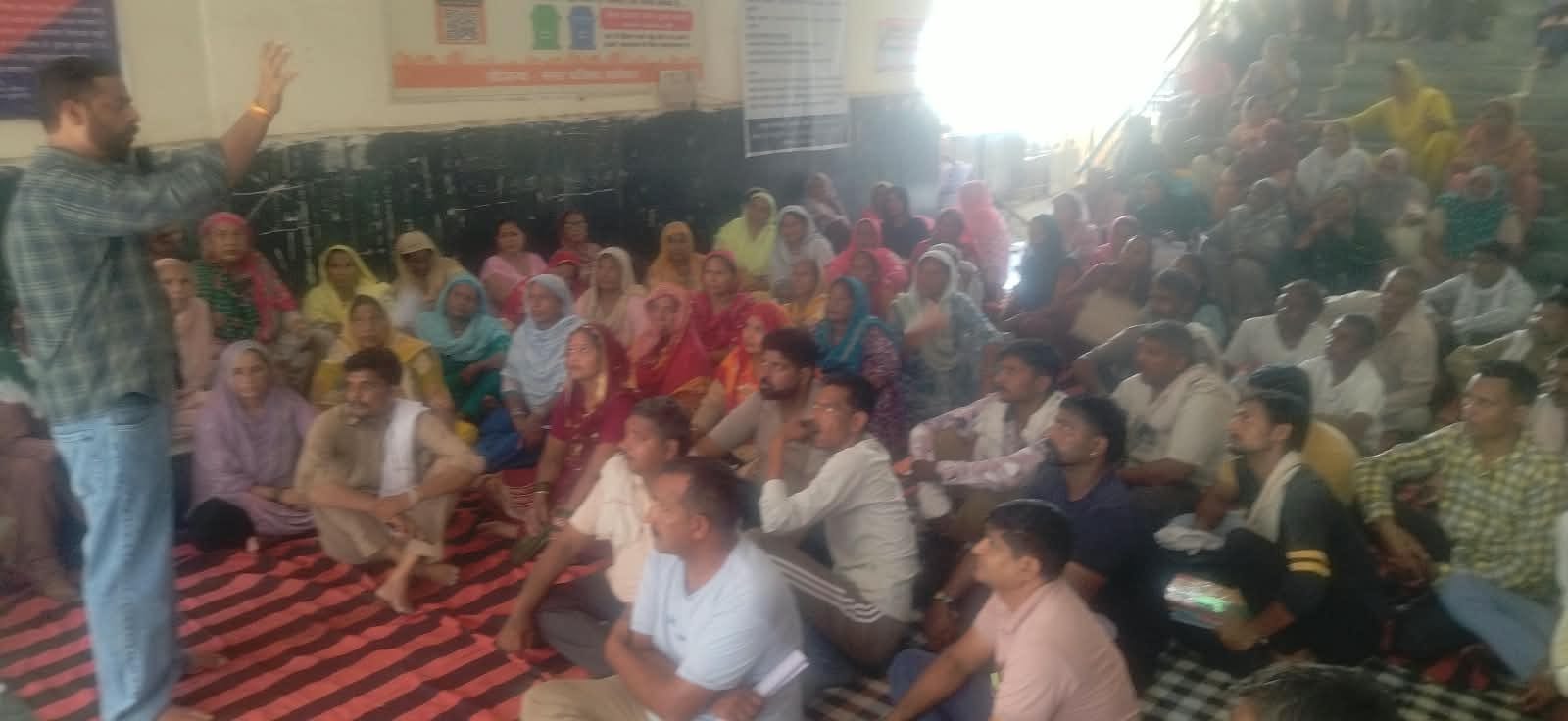 कुरुक्षेत्र। नप कार्यालय पर ताला लगाते हुए सफाई कर्मी। संवाद कुरुक्षेत्र। नप कार्यालय पर ताला लगाते हुए सफाई कर्मी। संवाद