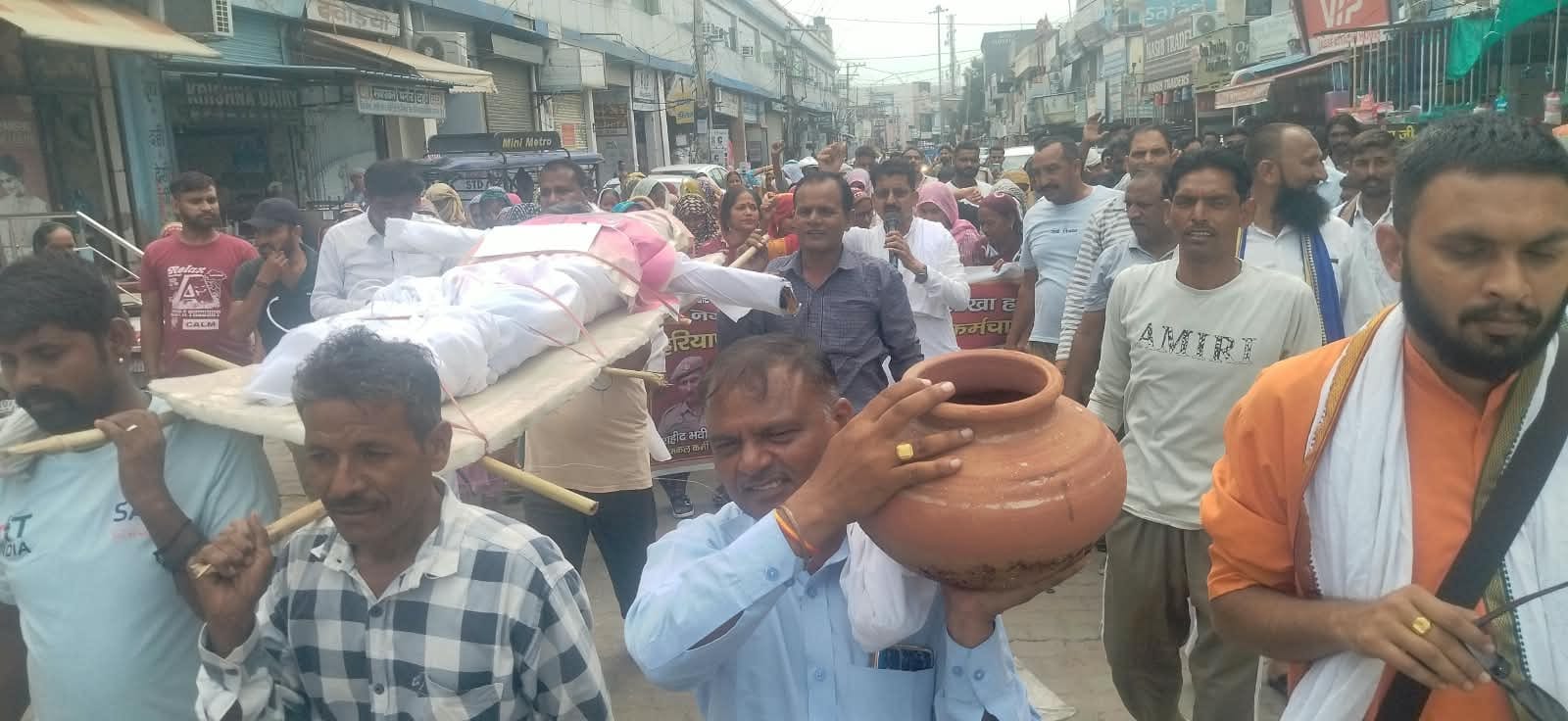 कुरुक्षेत्र। नप कार्यालय पर ताला लगाते हुए सफाई कर्मी। संवाद कुरुक्षेत्र। नप कार्यालय पर ताला लगाते हुए सफाई कर्मी। संवाद