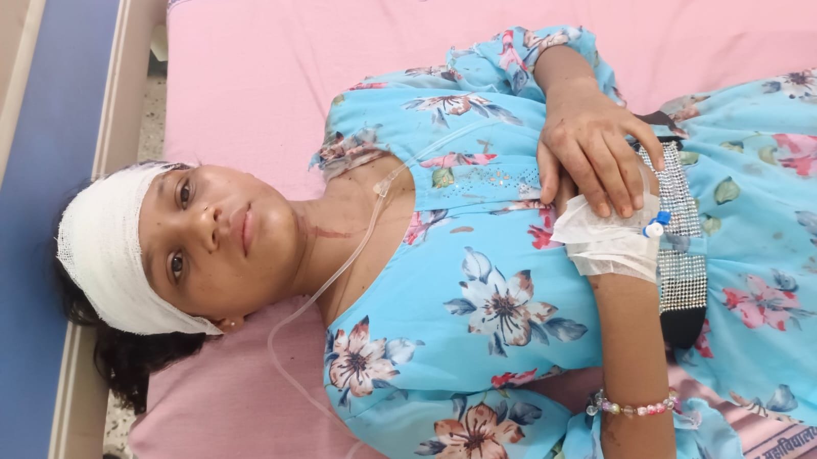 कांट में हुए हादसे में क्षतिग्रस्त कार व मिनी बस। संवाद कांट में हुए हादसे में क्षतिग्रस्त कार व मिनी बस। संवाद
