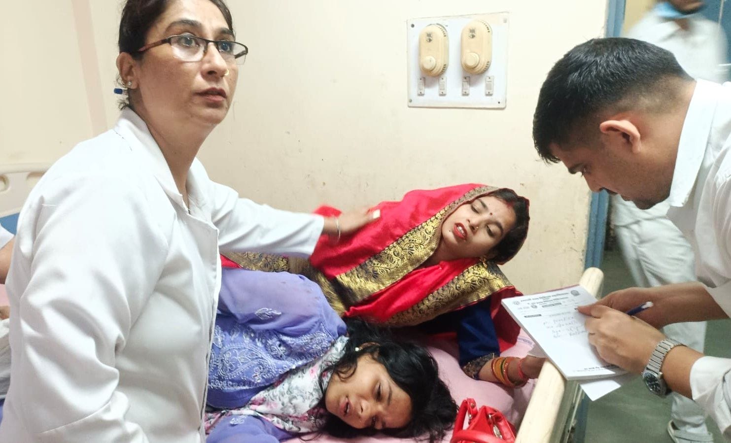 कांट में हुए हादसे में क्षतिग्रस्त कार व मिनी बस। संवाद कांट में हुए हादसे में क्षतिग्रस्त कार व मिनी बस। संवाद