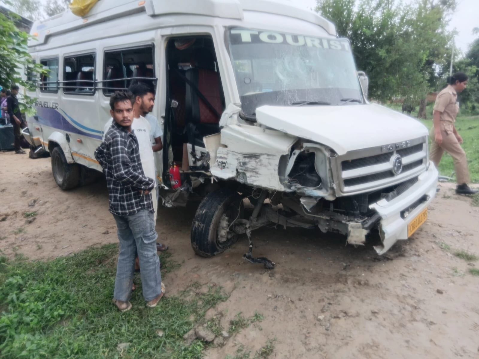 कांट में हुए हादसे में क्षतिग्रस्त कार व मिनी बस। संवाद कांट में हुए हादसे में क्षतिग्रस्त कार व मिनी बस। संवाद