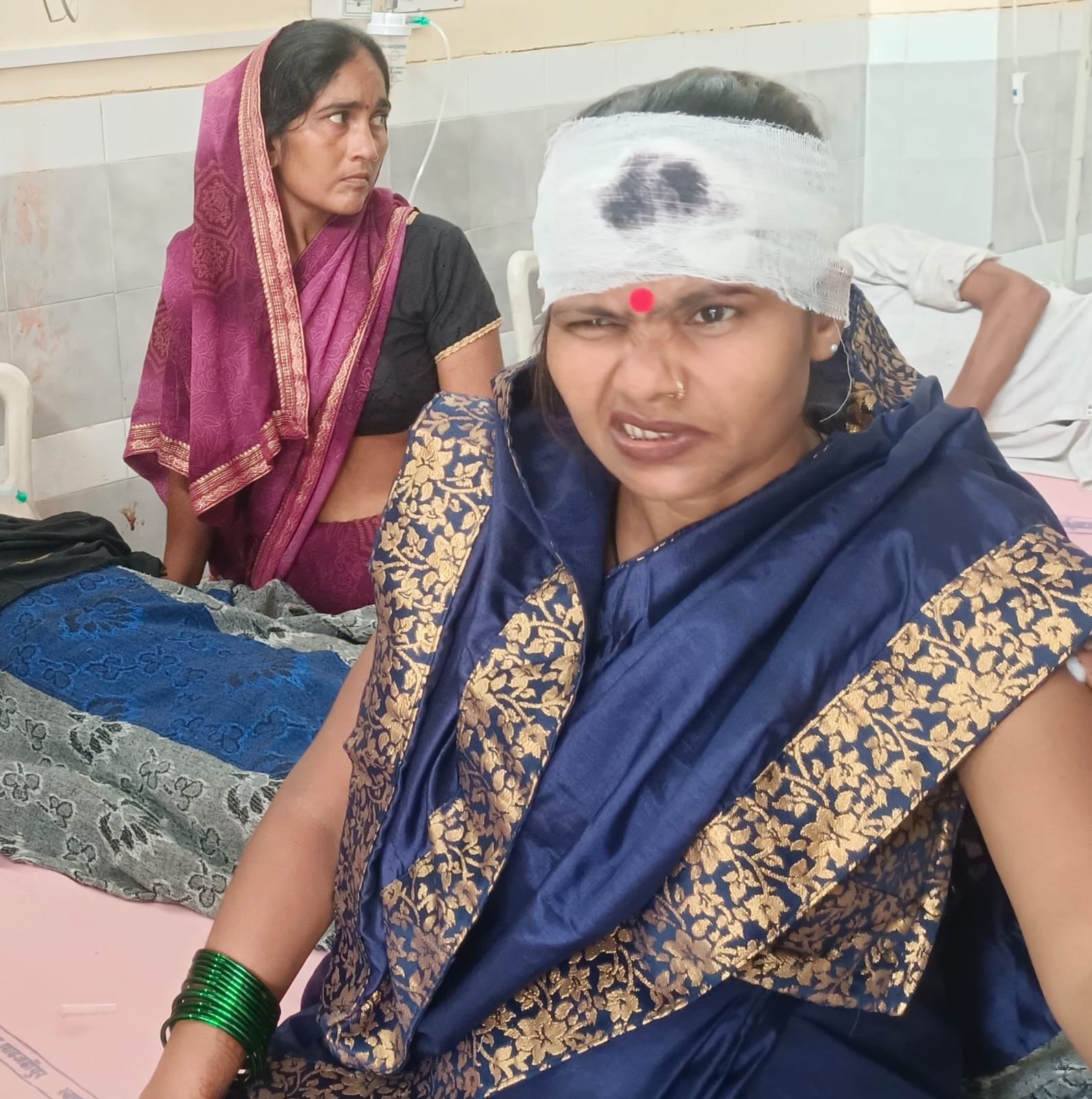 कांट में हुए हादसे में क्षतिग्रस्त कार व मिनी बस। संवाद कांट में हुए हादसे में क्षतिग्रस्त कार व मिनी बस। संवाद