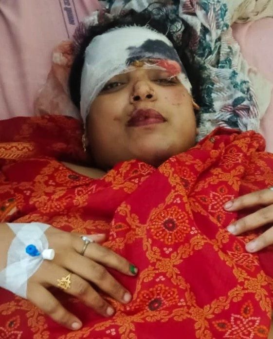 कांट में हुए हादसे में क्षतिग्रस्त कार व मिनी बस। संवाद कांट में हुए हादसे में क्षतिग्रस्त कार व मिनी बस। संवाद