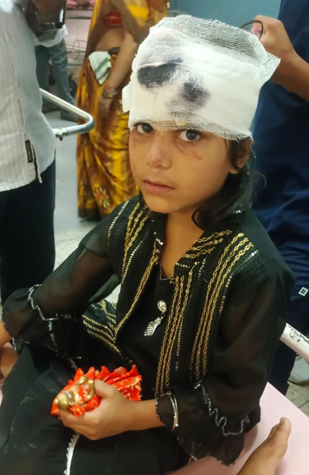 कांट में हुए हादसे में क्षतिग्रस्त कार व मिनी बस। संवाद कांट में हुए हादसे में क्षतिग्रस्त कार व मिनी बस। संवाद