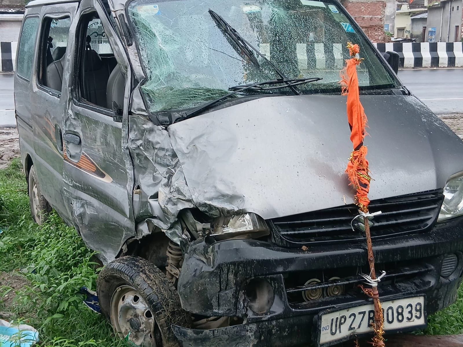 कांट में हुए हादसे में क्षतिग्रस्त कार व मिनी बस। संवाद कांट में हुए हादसे में क्षतिग्रस्त कार व मिनी बस। संवाद