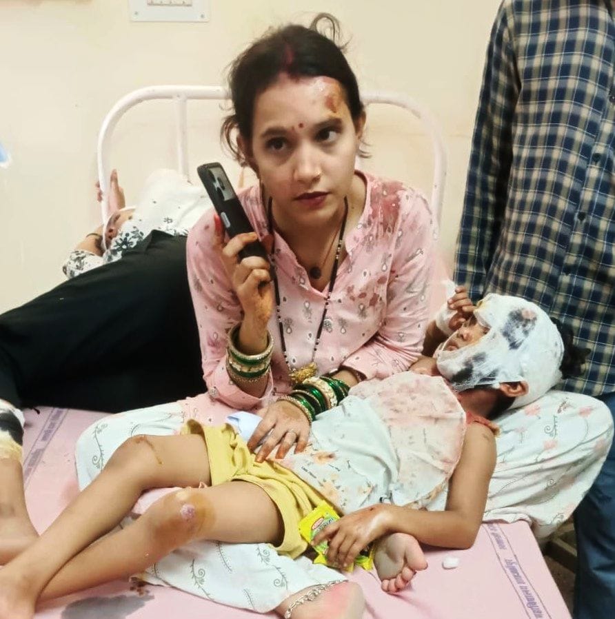 कांट में हुए हादसे में क्षतिग्रस्त कार व मिनी बस। संवाद कांट में हुए हादसे में क्षतिग्रस्त कार व मिनी बस। संवाद