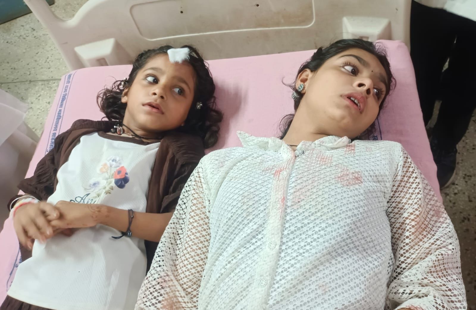 कांट में हुए हादसे में क्षतिग्रस्त कार व मिनी बस। संवाद कांट में हुए हादसे में क्षतिग्रस्त कार व मिनी बस। संवाद