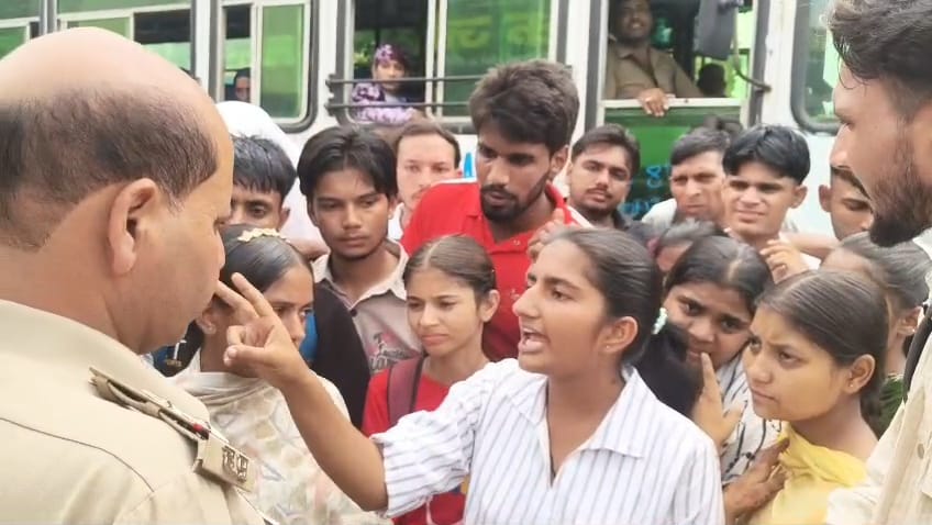 लेदी चौक पर प्रदर्शनकारी विद्यार्थियों को समझाने का प्रयास करती पुलिस। संवाद