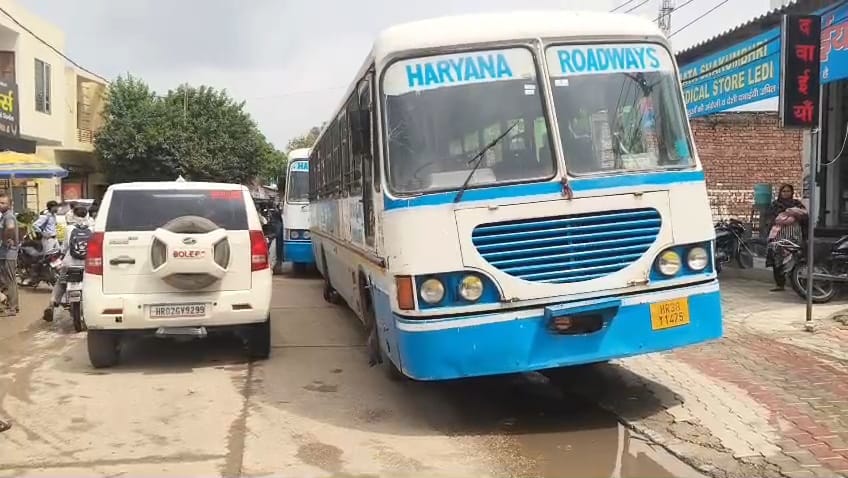 लेदी चौक पर प्रदर्शनकारी विद्यार्थियों को समझाने का प्रयास करती पुलिस। संवाद