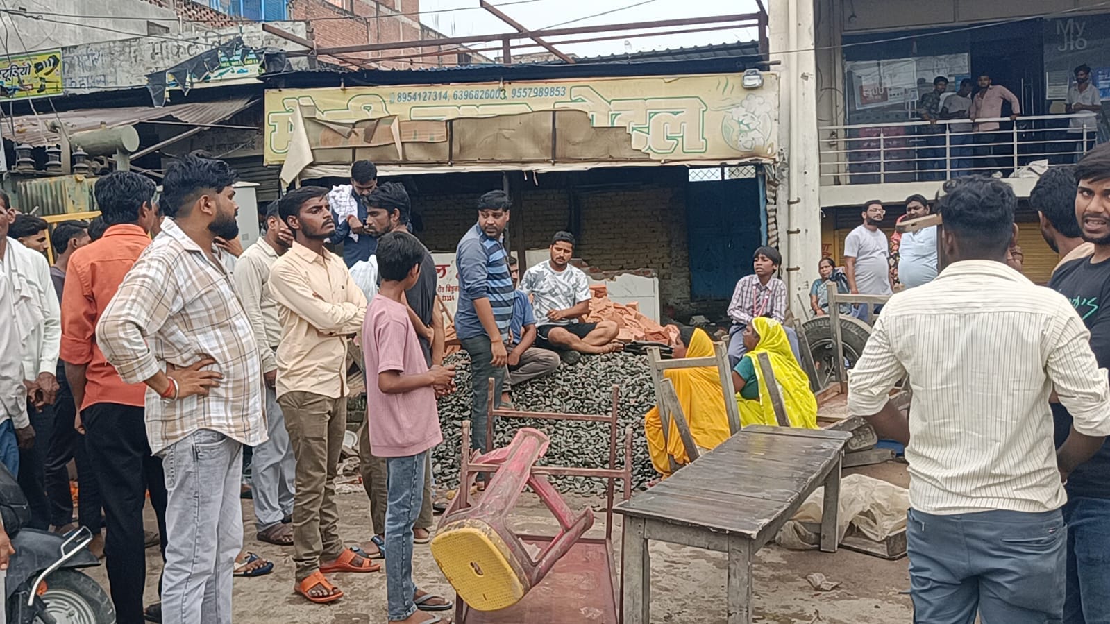 महिला से पूछताछ करते एसडीएम व सीओ।संवाद