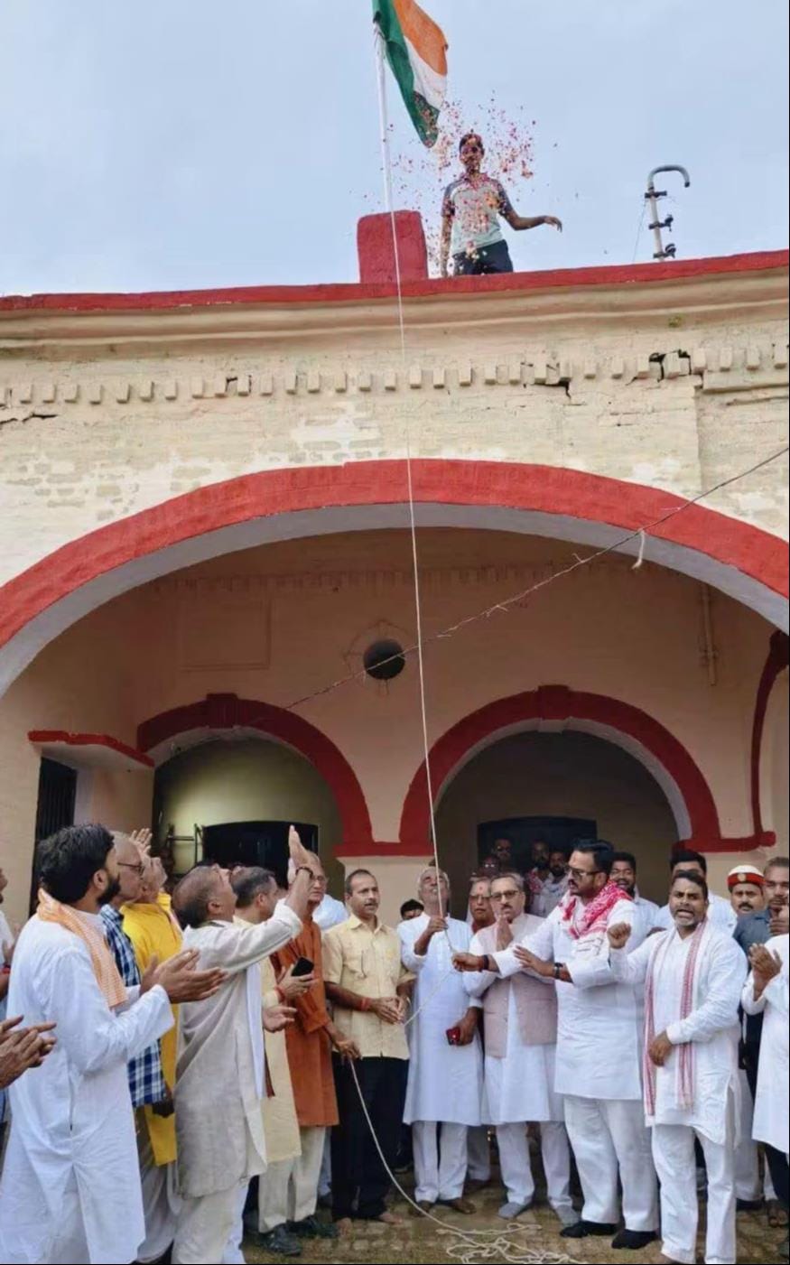 मुहम्मदाबाद के शहीद स्मृति भवन में शहीद झांकी पर पुष्पांजलि देकर श्रद्धासुमन अर्पित करते कांग्र