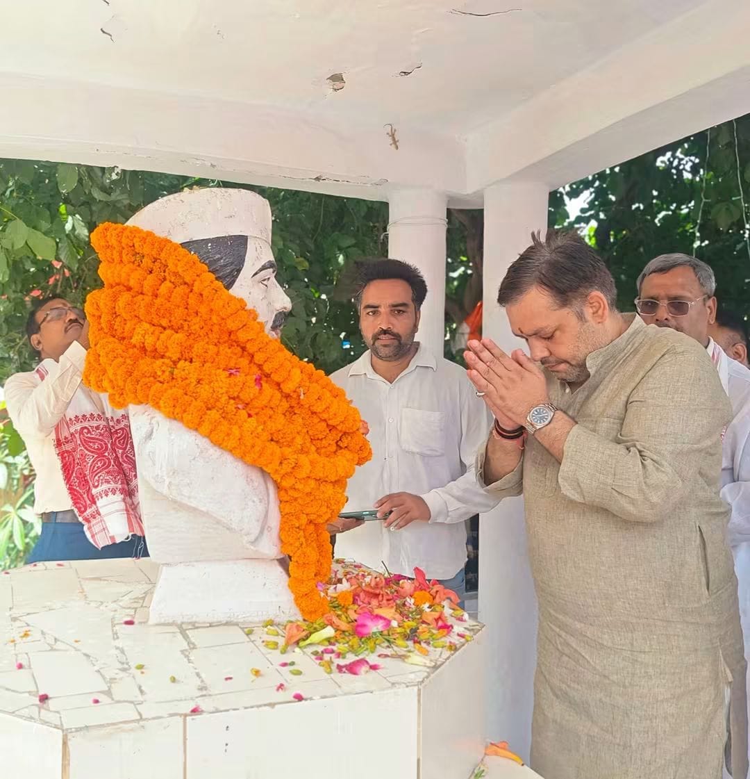 मुहम्मदाबाद के शहीद स्मृति भवन में शहीद झांकी पर पुष्पांजलि देकर श्रद्धासुमन अर्पित करते कांग्र